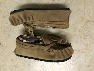 Sapatos criança NOVO em pele para casa tam 24/25