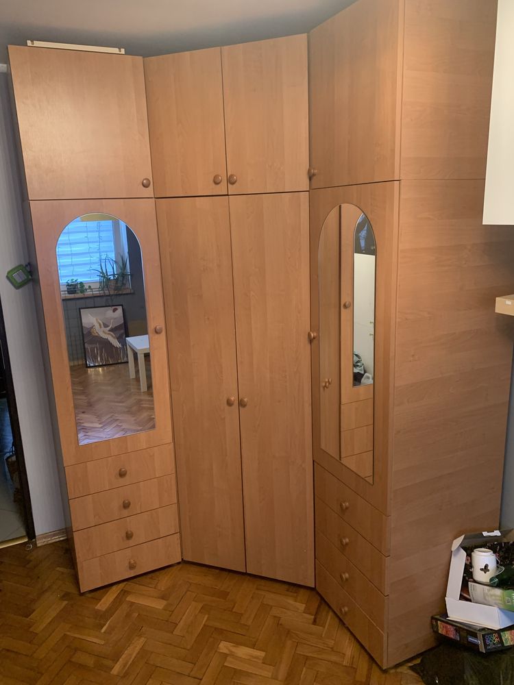 Sprzedam bardzo pojemną narożną szafę