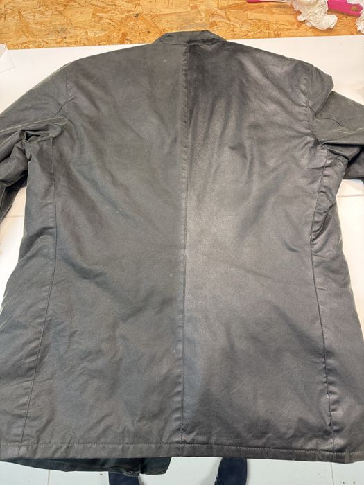 Enceramento profissional de casacos Barbour e outros semelhantes.