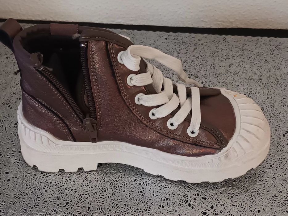 Bota brilhante de menina