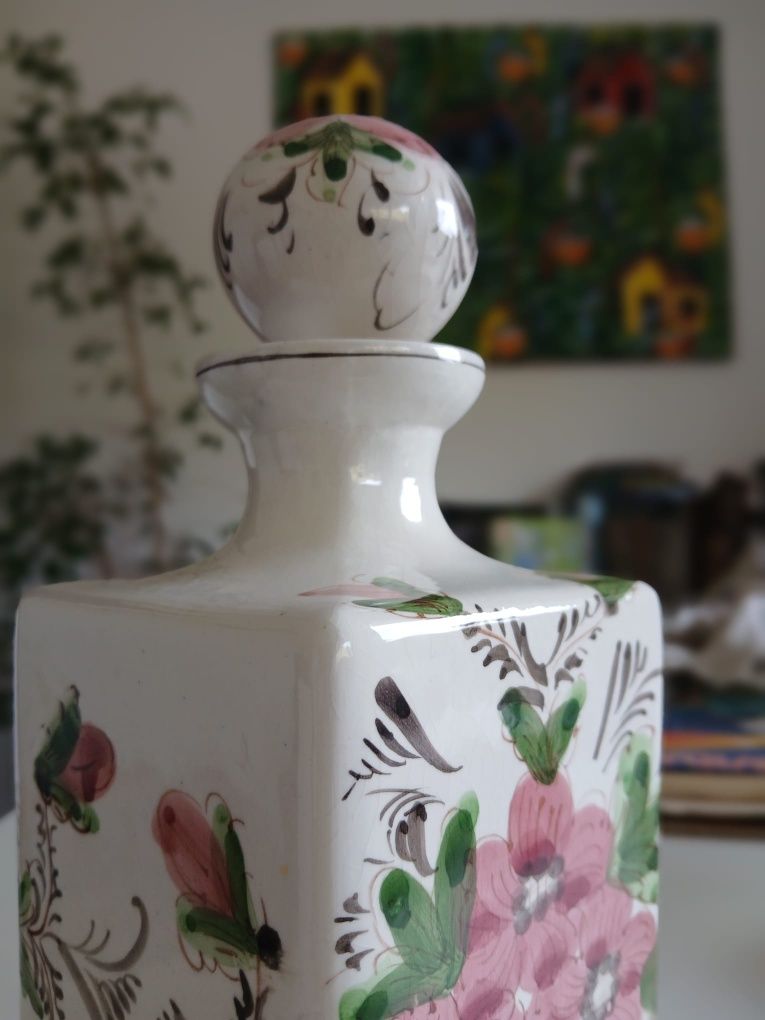 Frasco de cerâmica pintado à mão