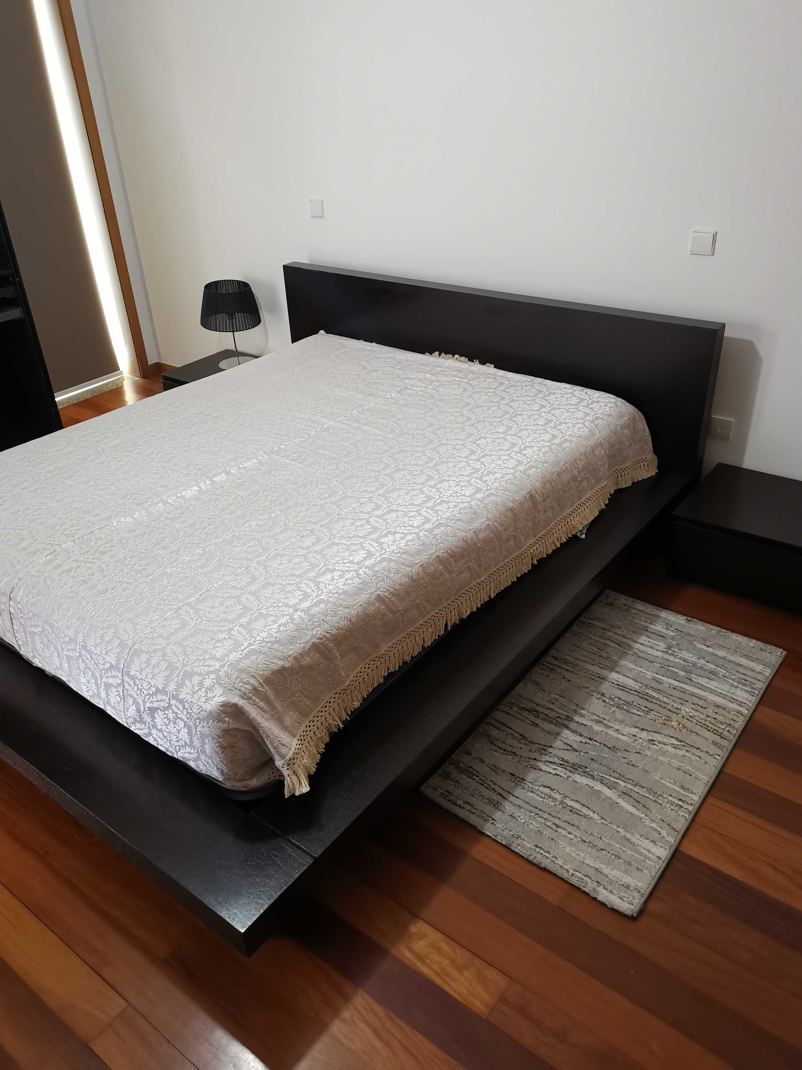Cama de casal 160x200 com duas mesas de cabeceira