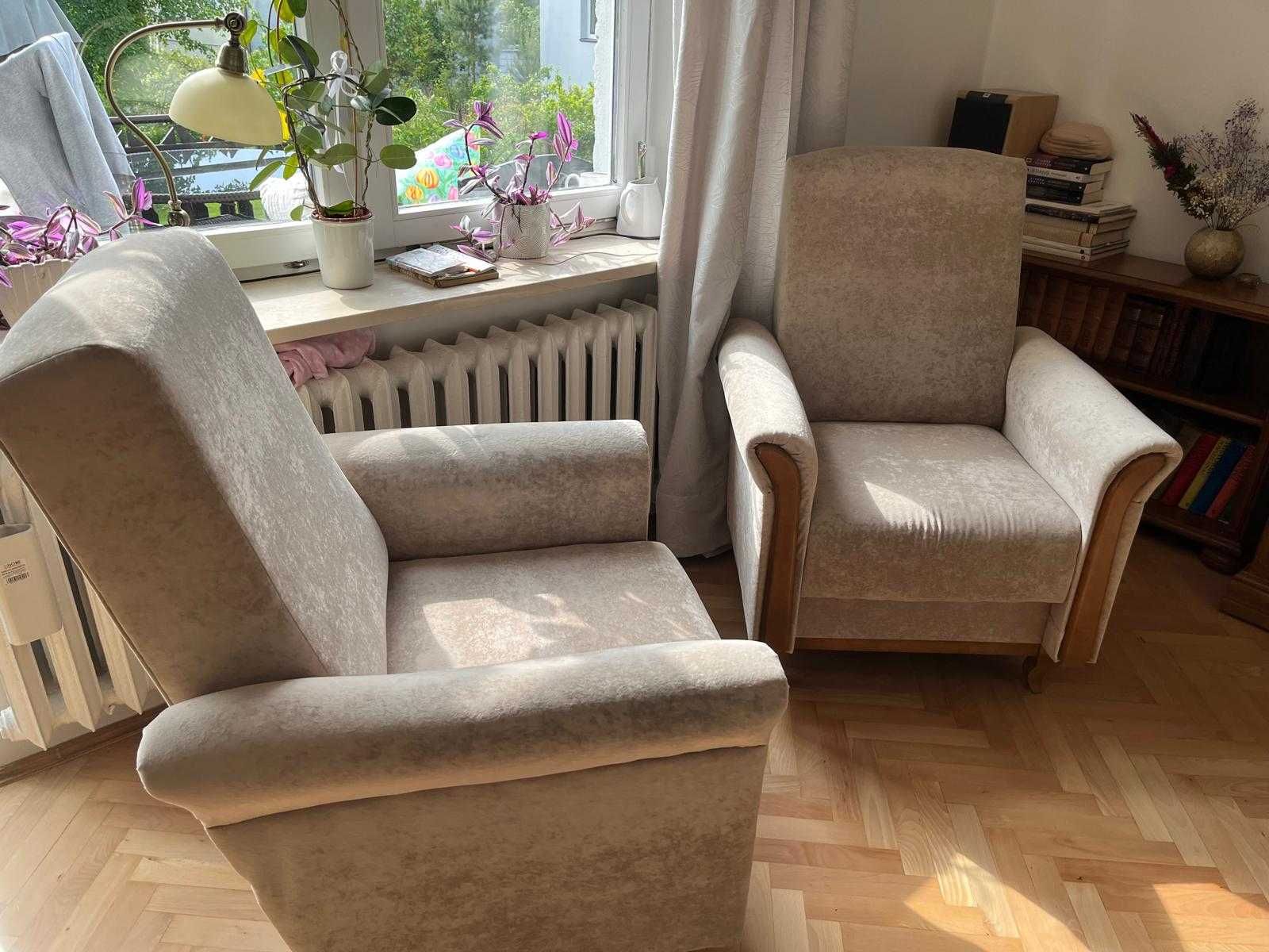 Jasnobeżowa kanapa z funkcją spania oraz dwa eleganckie fotele