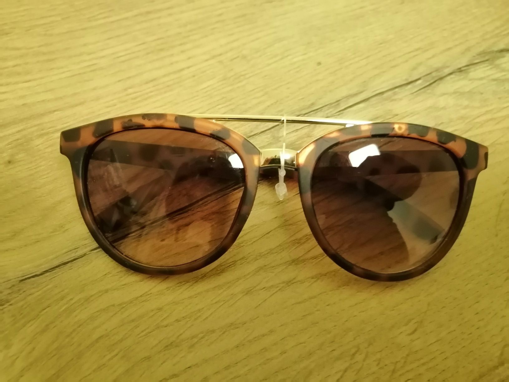 Okulary przeciwsłoneczne nowe damskie w rozmiarze 38 M