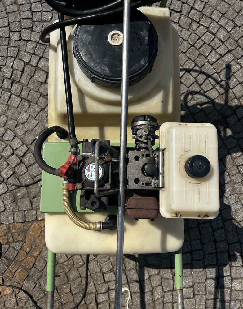 Carrinho Pulverizador Motorizado.