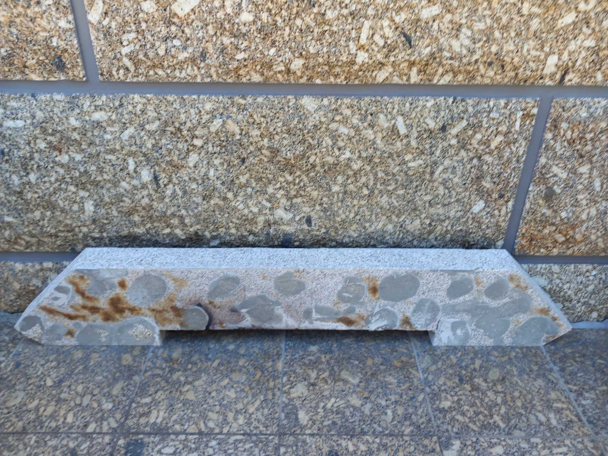 Lareira em pedra amarela