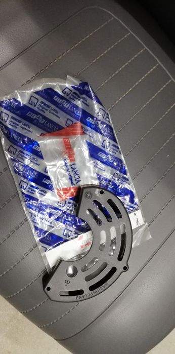 Fiat 126p obudowa plastikowa alternatora nowa oryginalna.