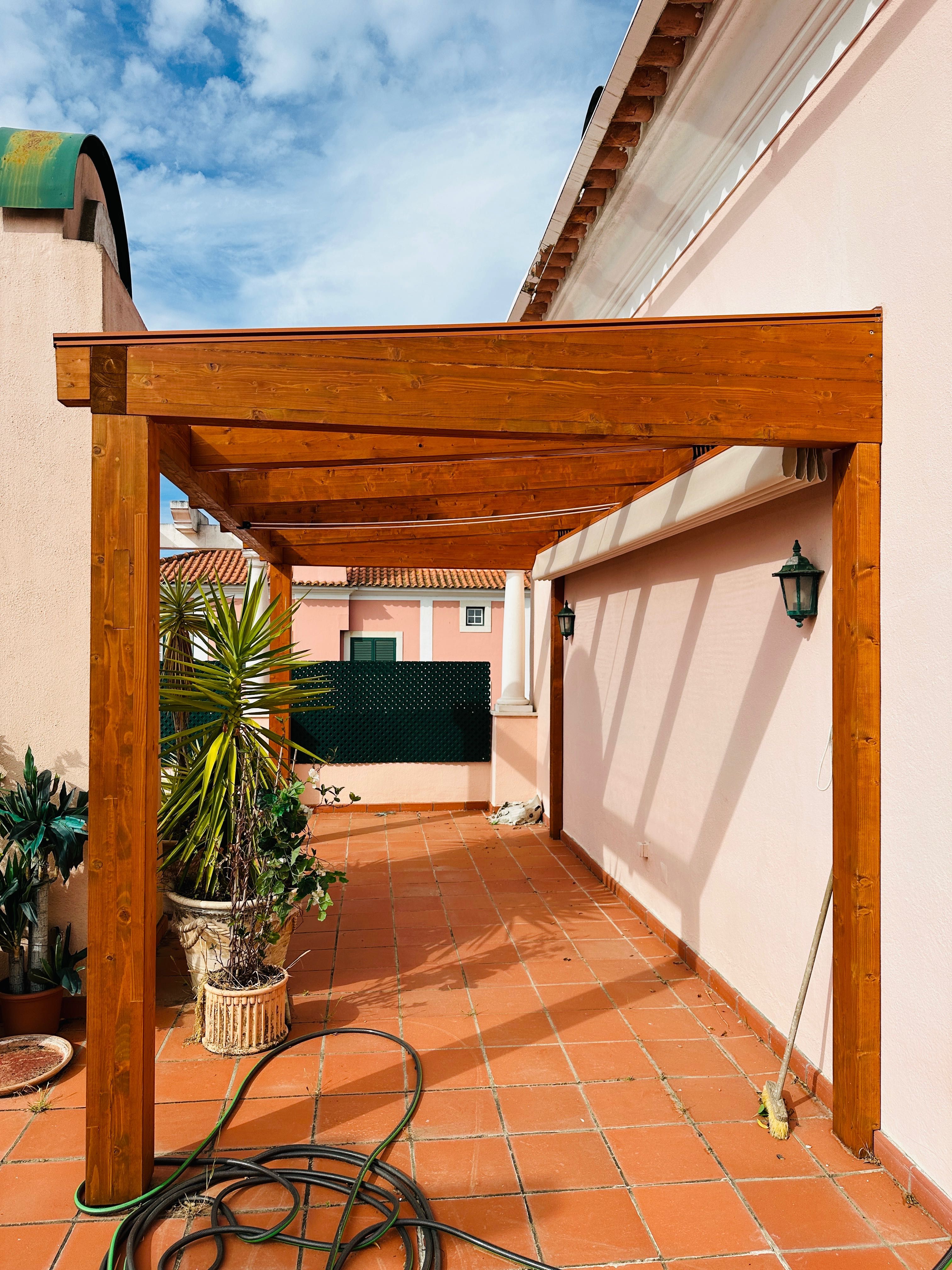 Pérgola exterior em madeira maciça em excelentes condições