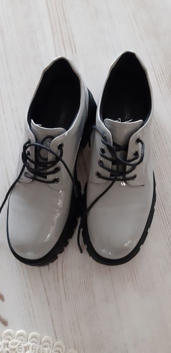 Szare buty lakierowane 38