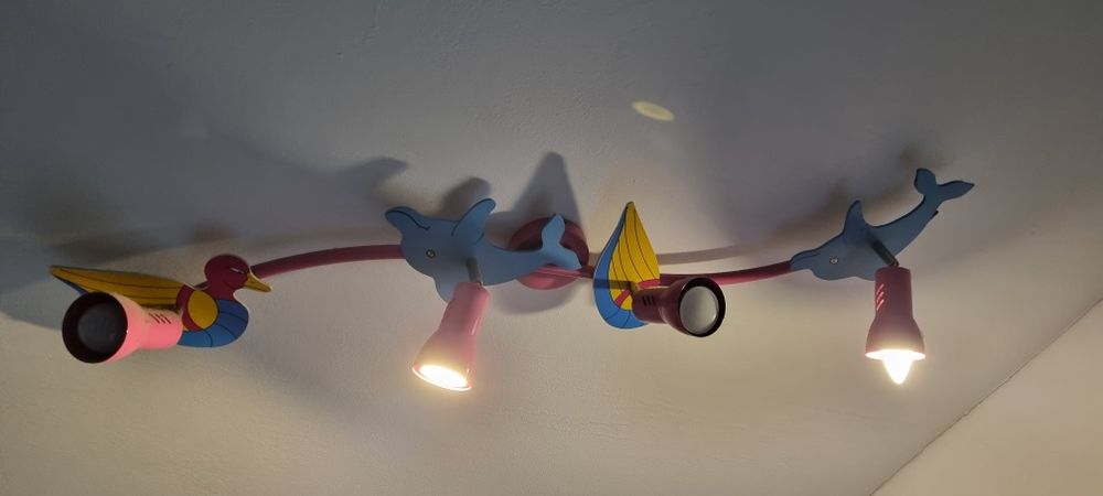 Lampa sufitowa, delfiny oraz kaczka