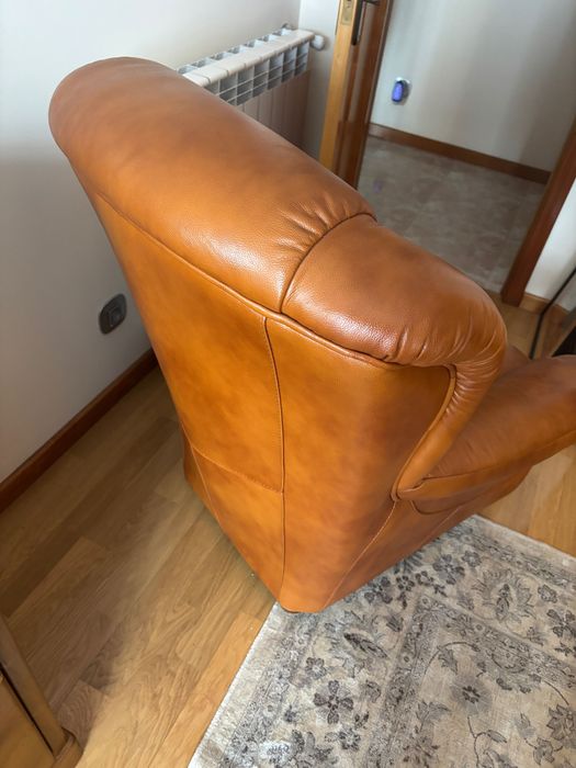 Sofas (2) em couro em excelente estado