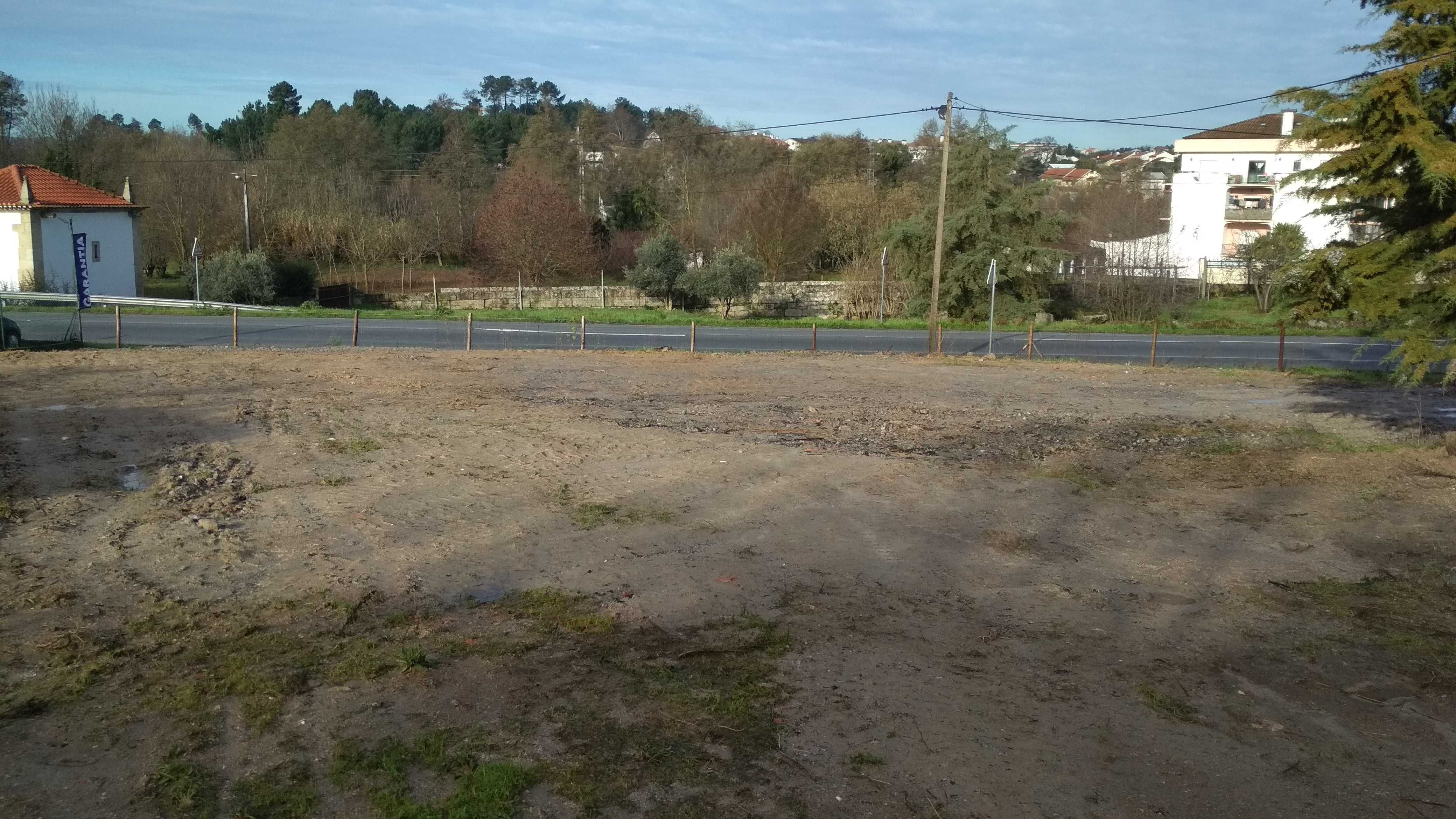 Terreno p/exposição com visibilidade de estrada muito movimentadaViseu