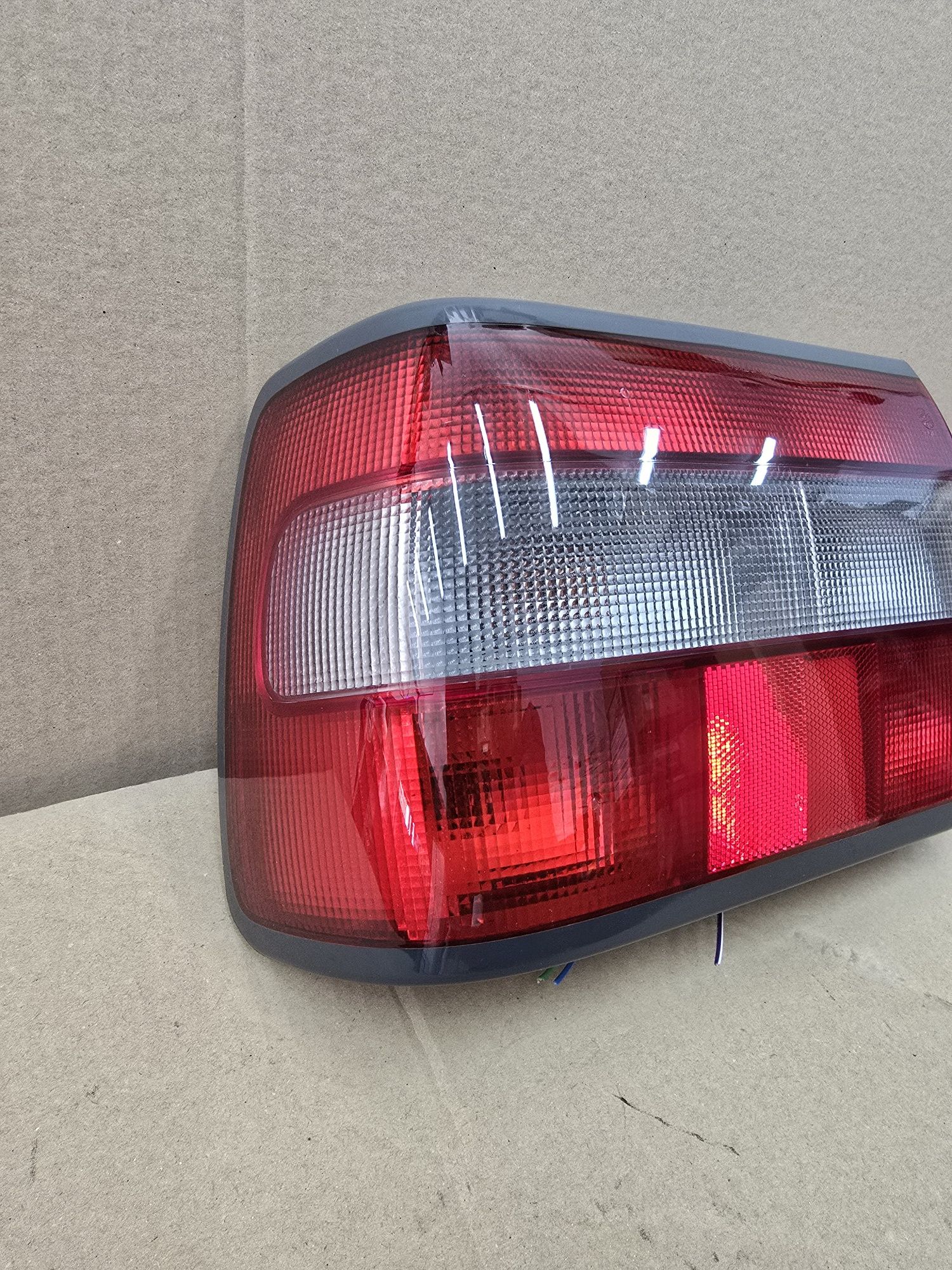Lampa tylna lewa volvo 850 95 Rok