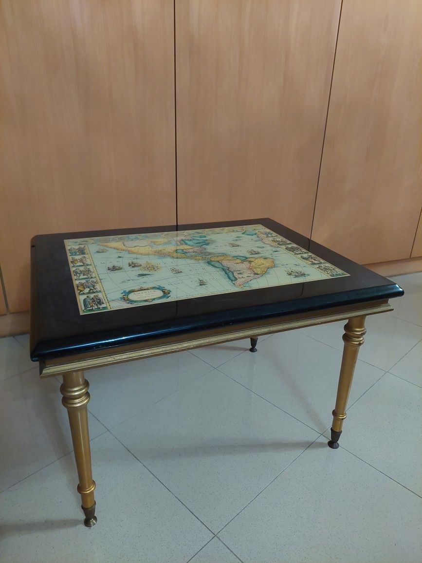 Mesa de apoio com o planisfério - Loja do Gato Preto