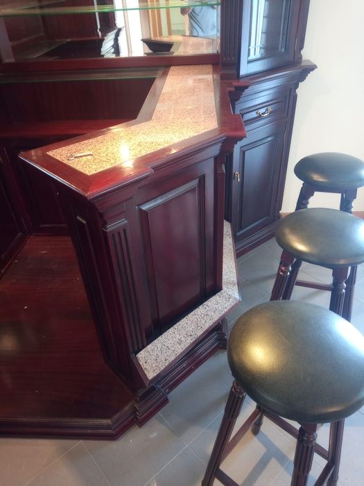 Móvel bar de sala/canto com 3 bancos incluídos como novo!