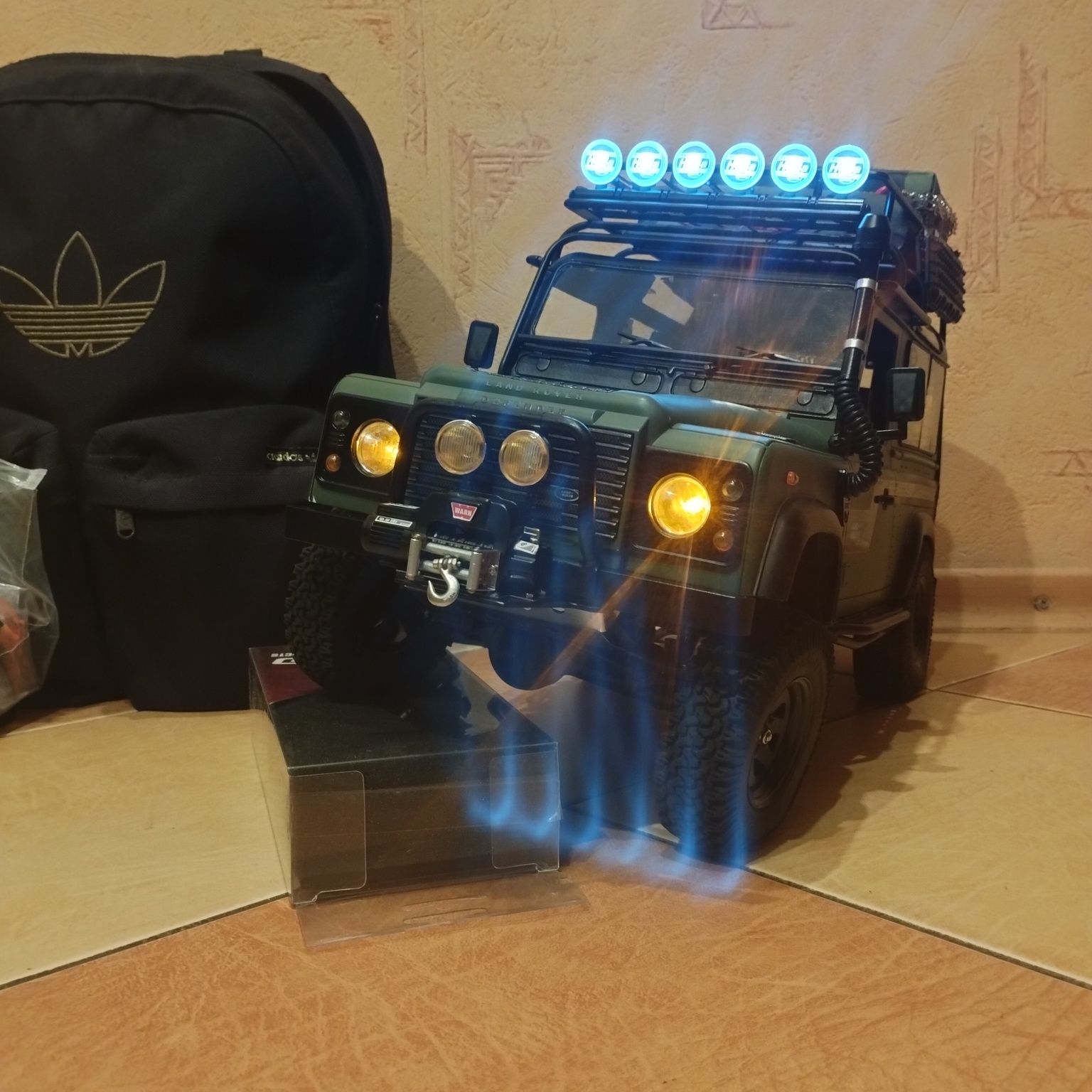 Трофи модель на радиоуправлении Land Rover 1/10 RC Traxxas Axial Rc4wd