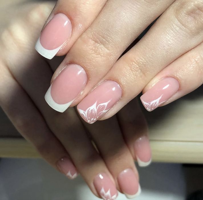 Нарощування нігтів, корекція