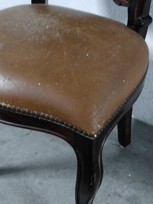 Cadeira em madeira, estofada.