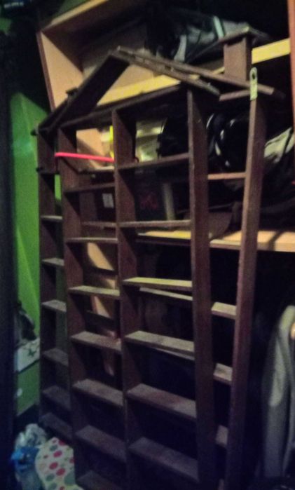 Prateleiras em madeira formato casa