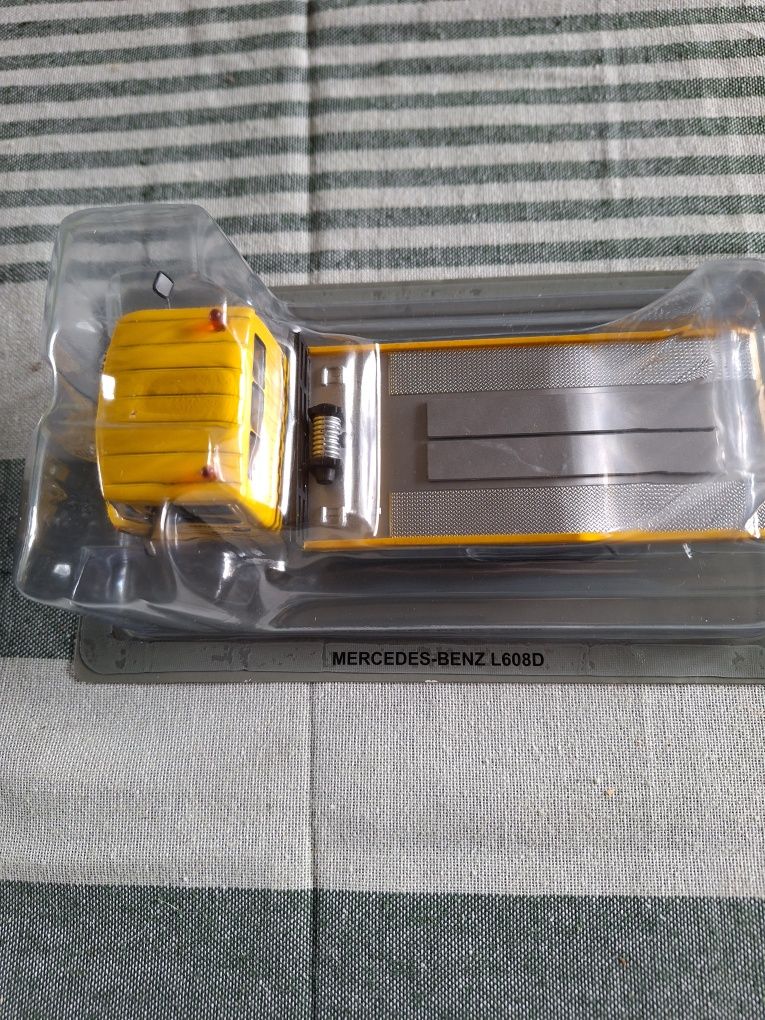 Kolekcjonerski model Mercedes L60 Laweta