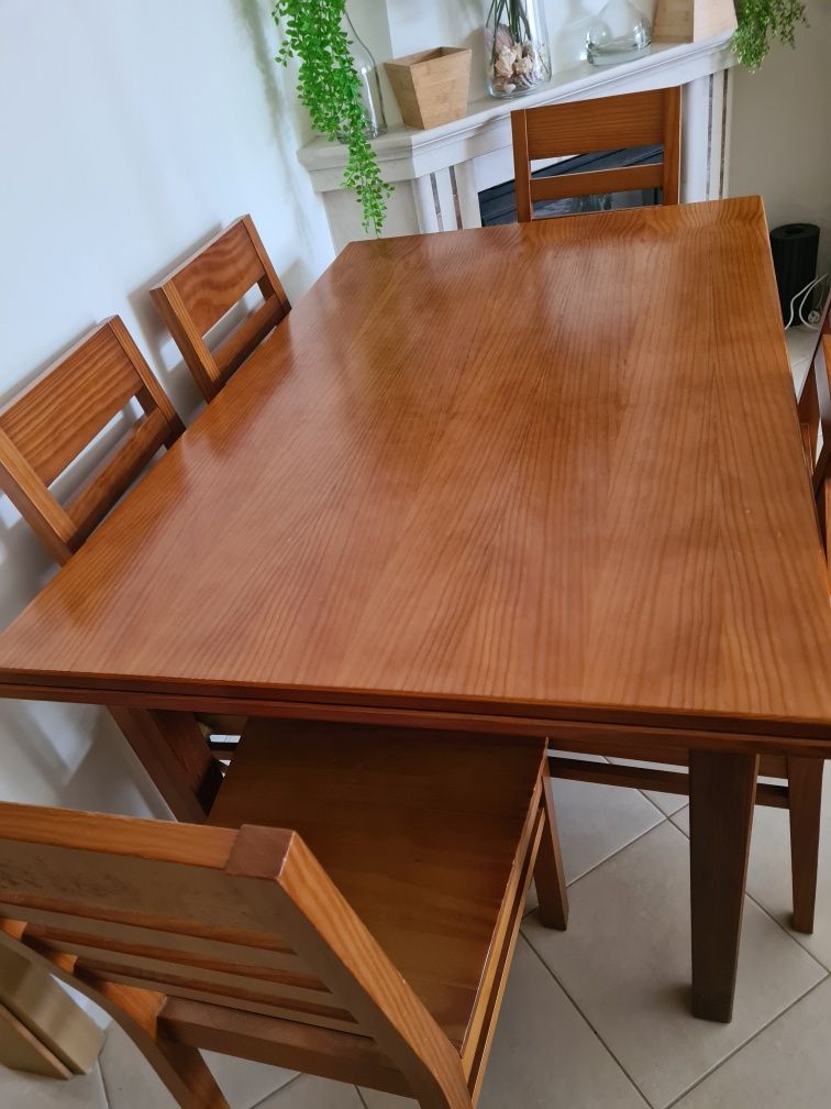 Mesa + cadeiras de madeira