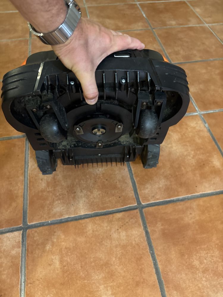 Robot koszący kosiarka Yard force 280 R compact  jak nowa