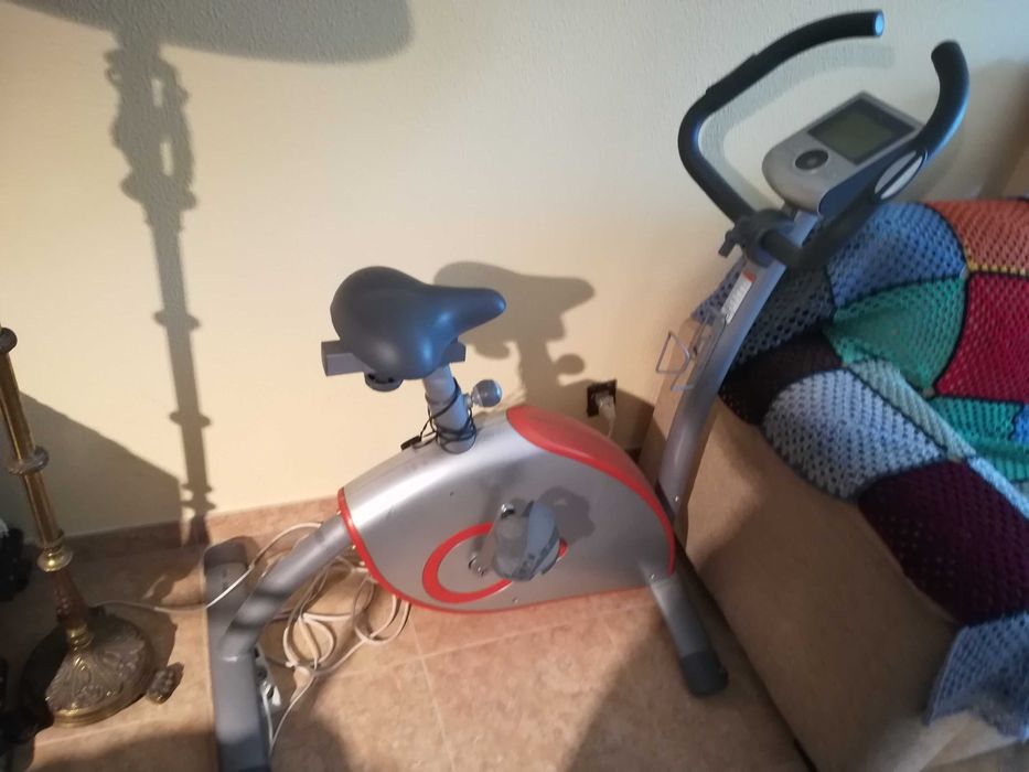 Bicicleta estática Domyos, pouco usada, painel electrónico a funcionar