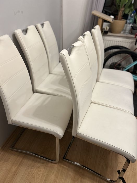 Zestaw białych krzeseł