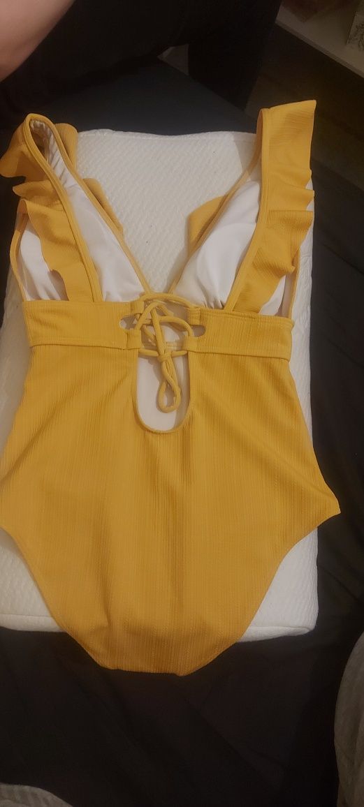 Żółty strój kąpielowy