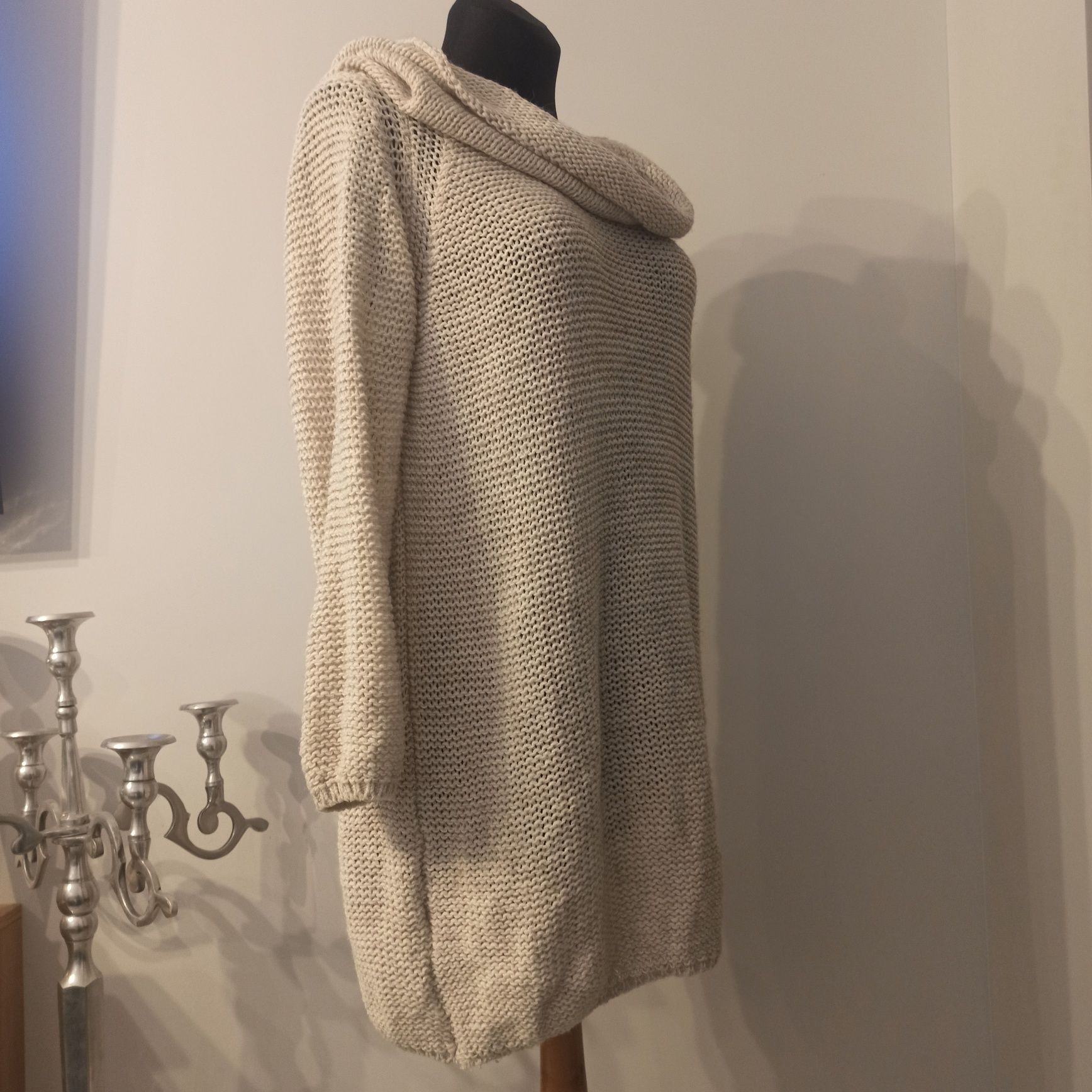 Długi beżowy sweter z kominem