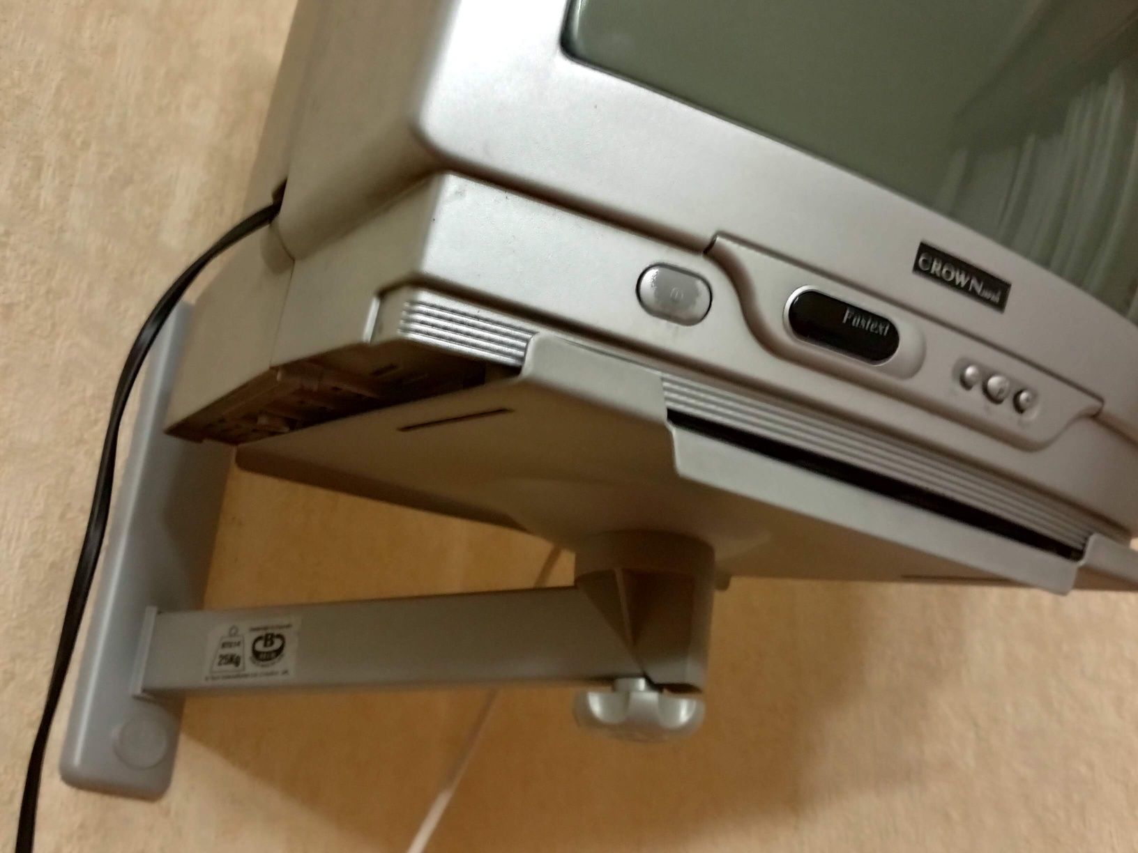 Televisão pequena com suporte de parede