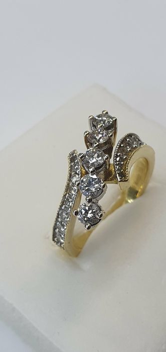 Продам кольцо с бриллиантами