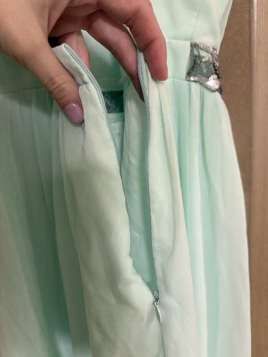 Мятна сукня з вишивкою