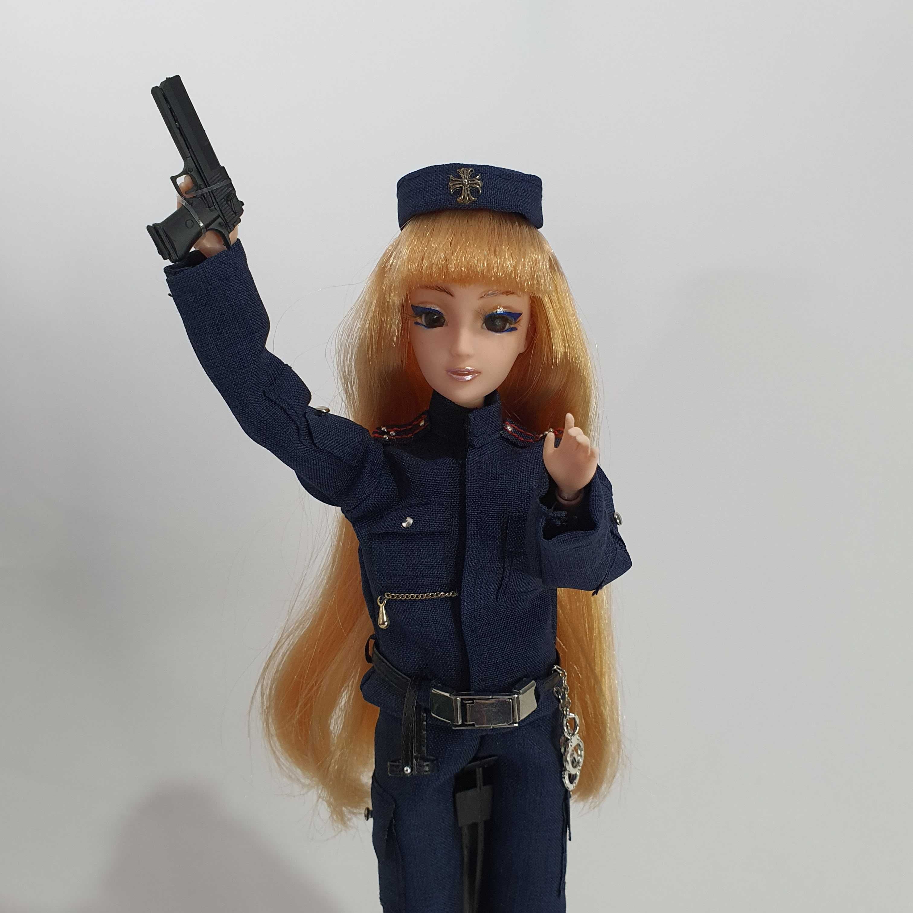 Лялька поліцейська, у формі, офіцер зі зброєю, дівчина світле волосся