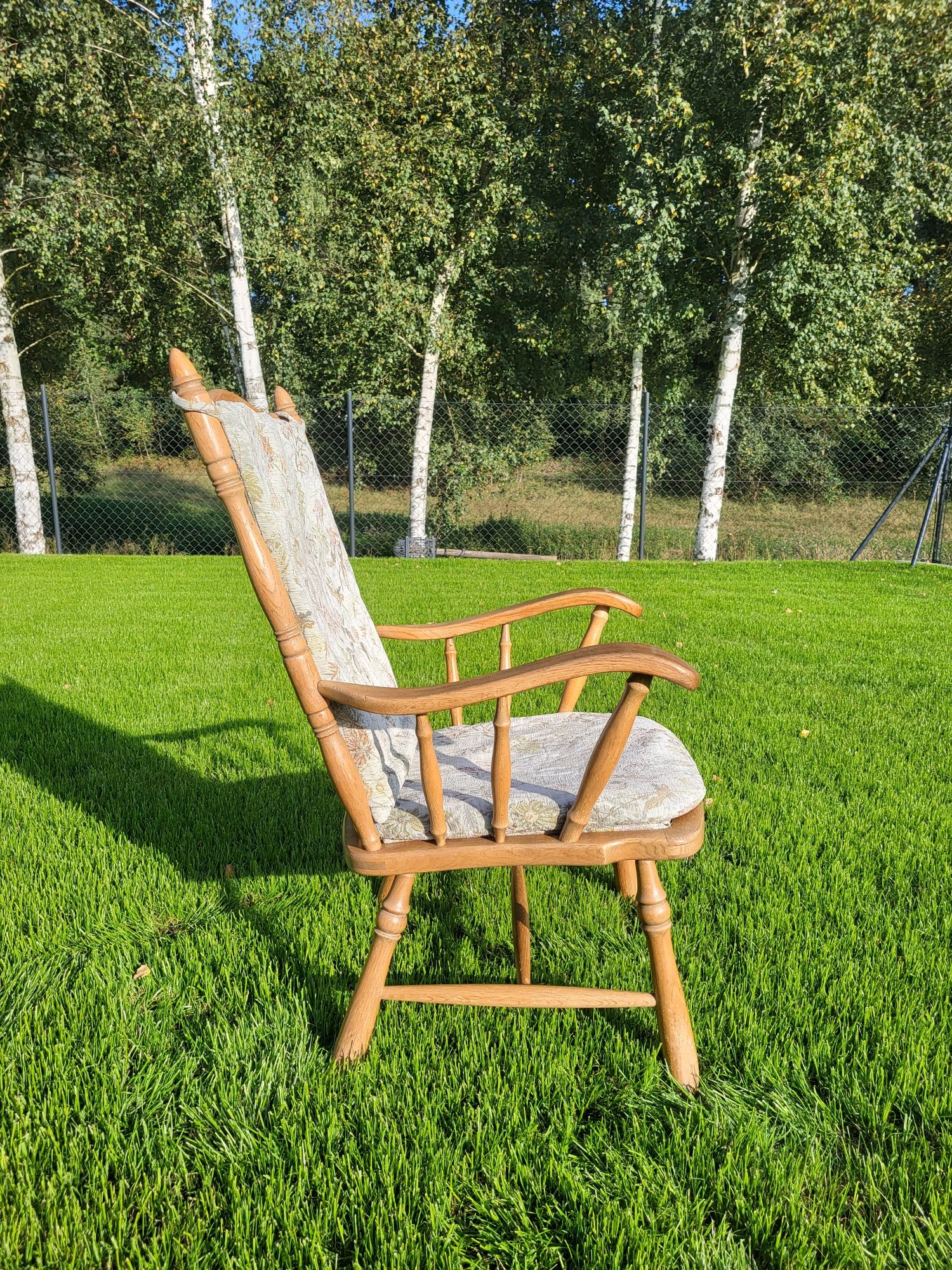 Krzesło drewniane z poduszkami