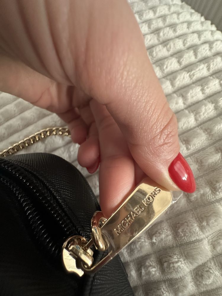 Mała  czarna torebka Michael Kors oryginalna zlote okucia do ręki