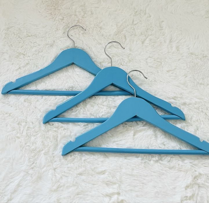 Kolorowe niebsieskie drewniane wieszaki