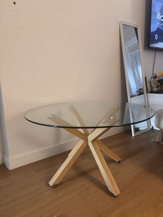 Mesa de centro com vidro e pes de madeira