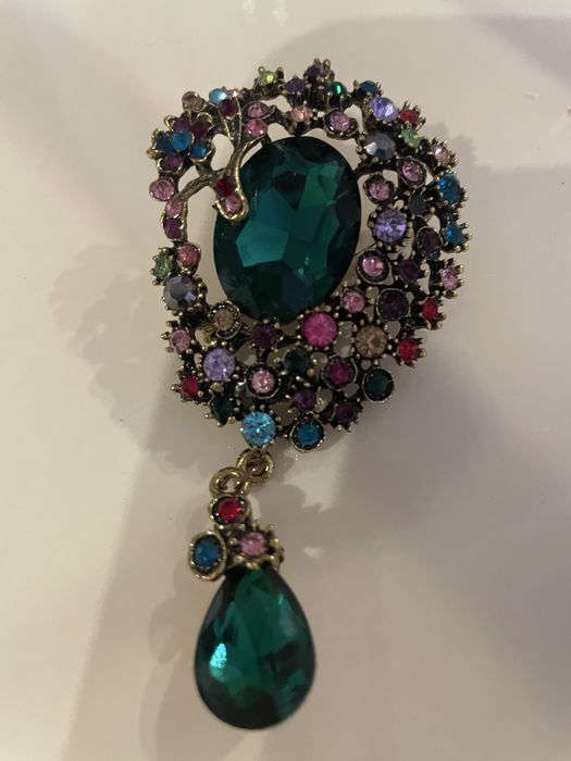 Набор бижутерии(брошь,кольцо и серьги)