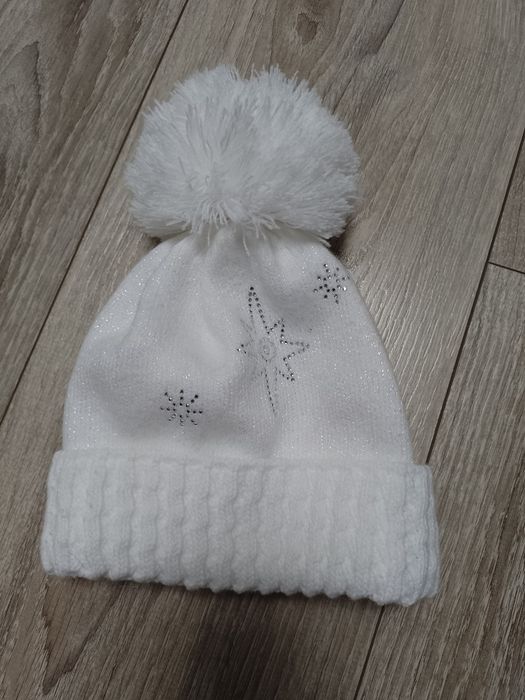Śliczna biała czapka zimowa dla dziewczynki w gwiazdki roz 3 lata +