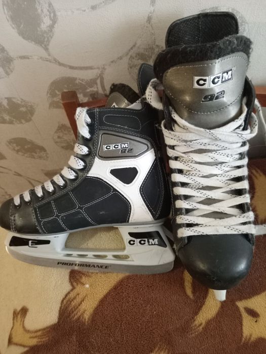 Ковзани  CCM фігурні і  хокейні.