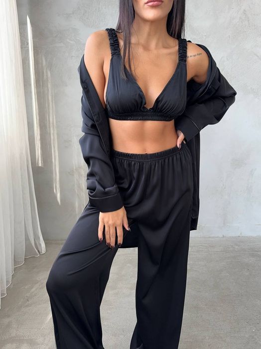 Класична чорна піжама з глибоким V-вирізом