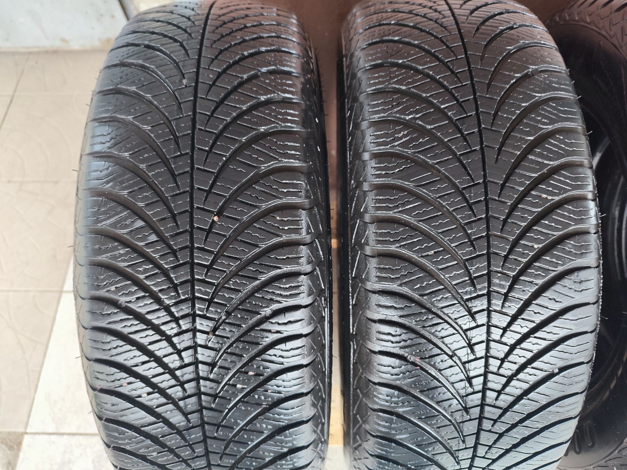 Продам резину Goodyear Vector 4seasons 195 65 r15