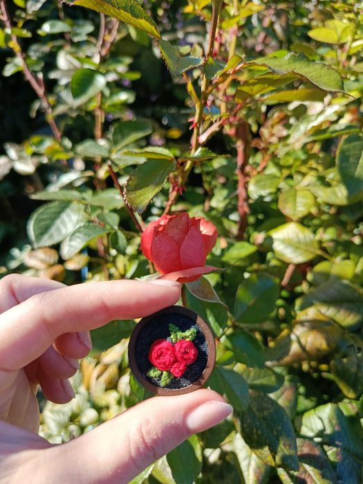 Haftowana broszka z różą