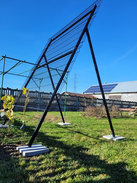 Stojak / konstrukcja pod winogrona, róże lub pnącza – metalowy stelaż
