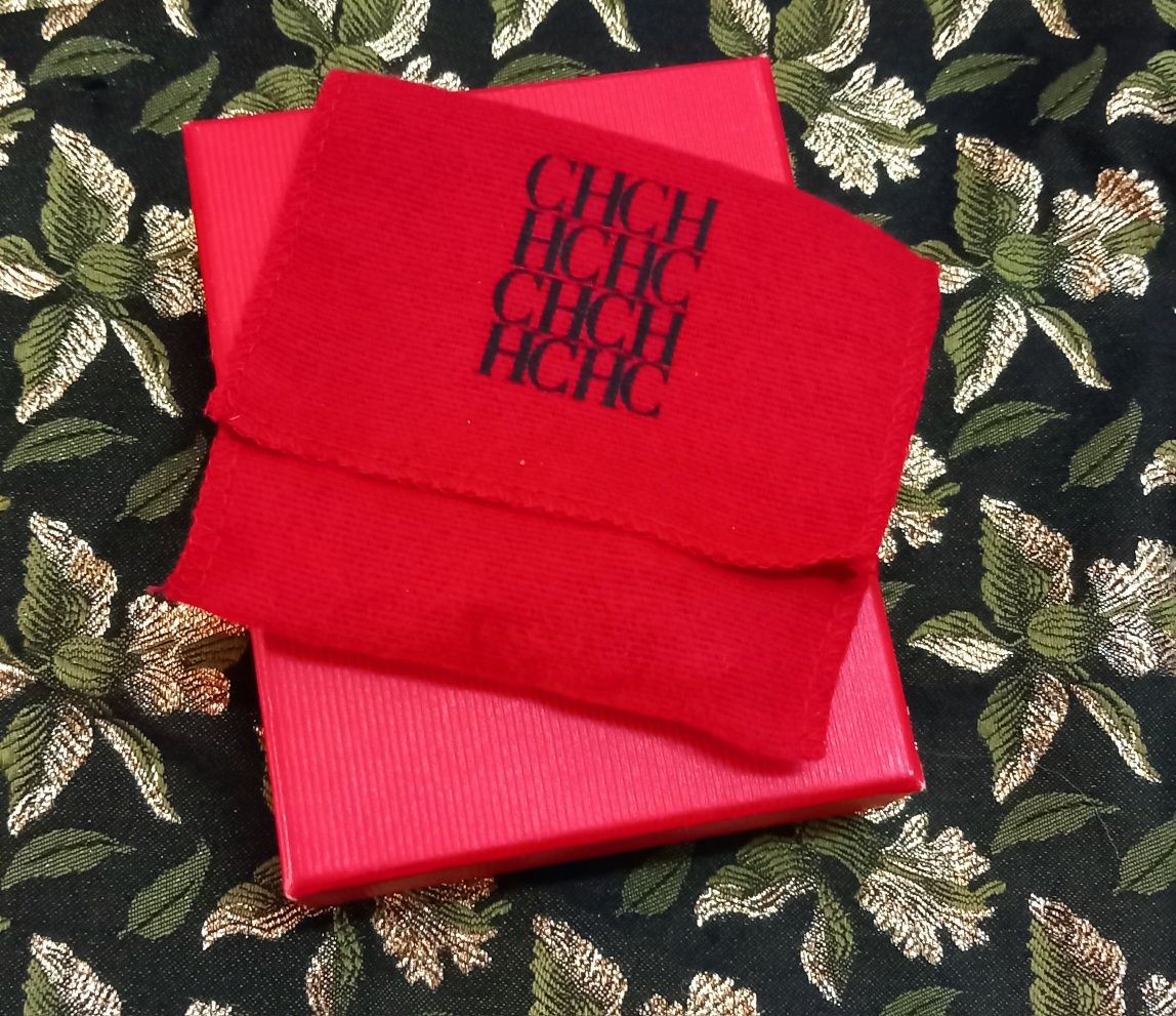 Par de brincos Carolina Herrera.