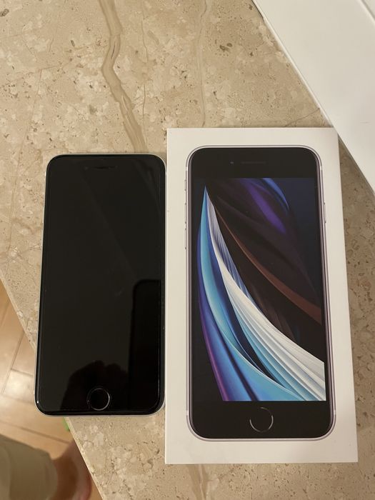 Biały iphone SE 2020