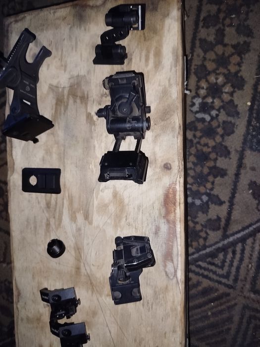 Крепления на шлемы и оружие