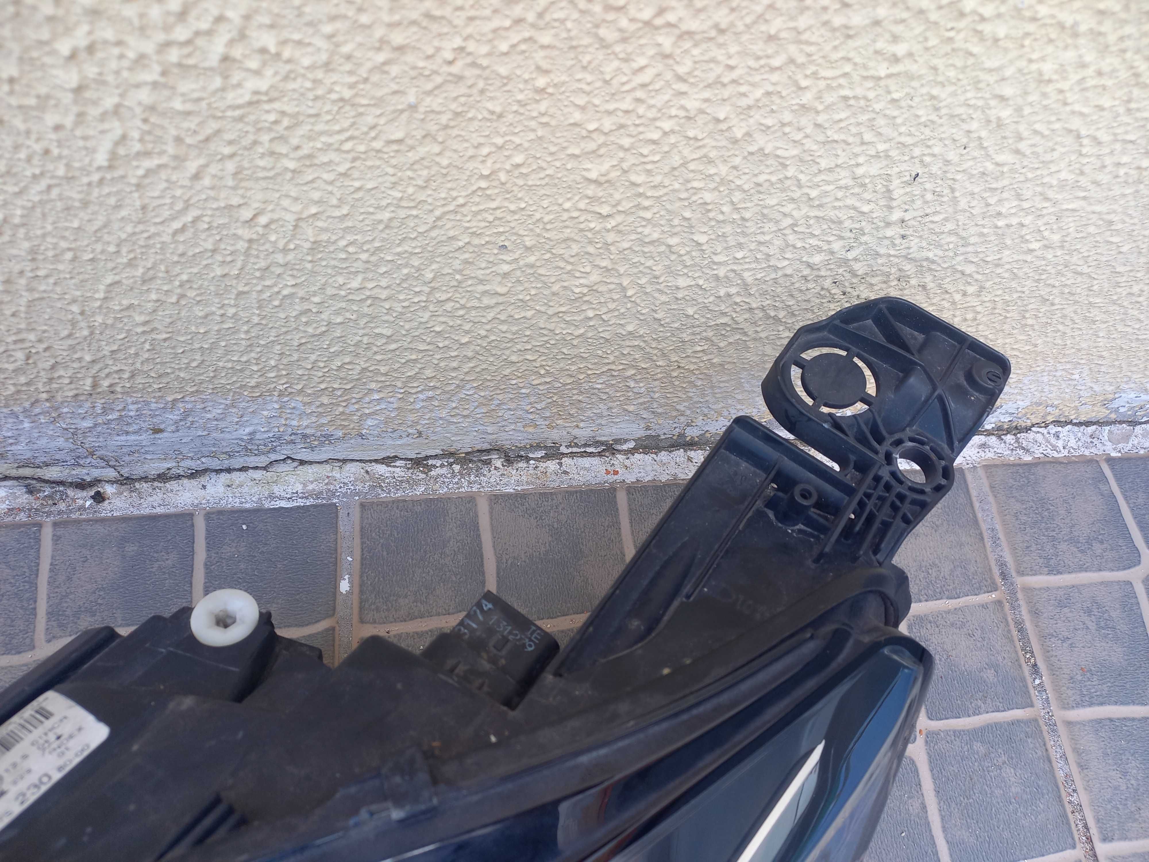 Farol Esq. Peugeot 308 II
