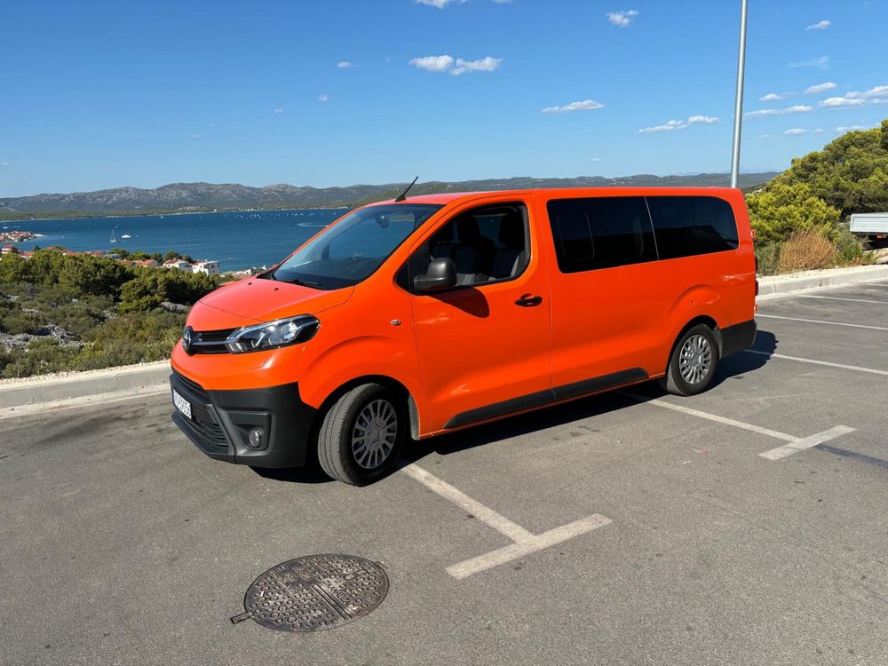 Bus osobowy 9 miejsc osób Toyota Proace long wynajem lotnisko wesela